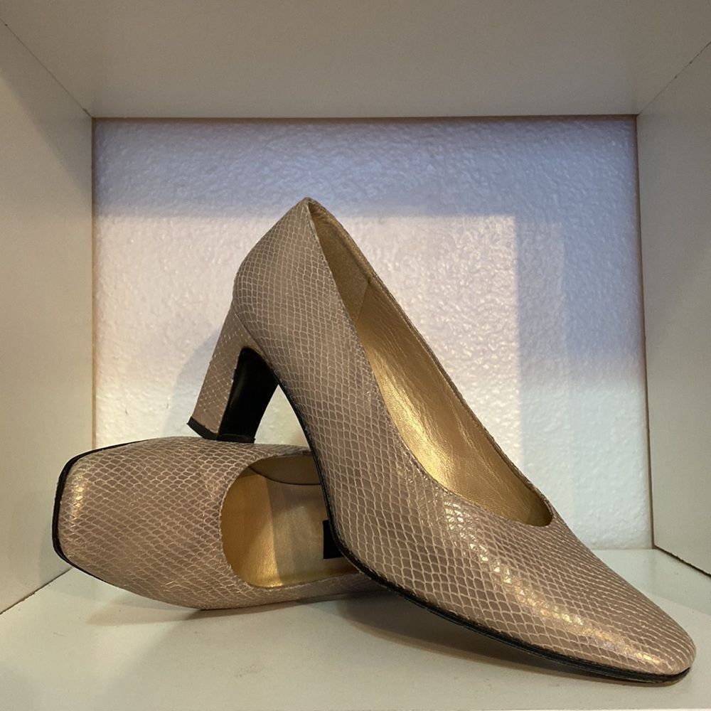 StuartΒ Weitzman Beige Snakeskin PrintβLeatherβHeelβPumps